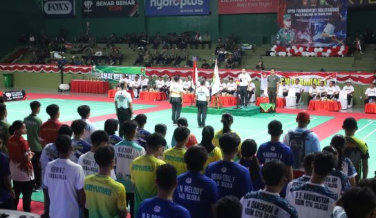 Danlanud Adisutjipto diwakili oleh Letkol Adm Bambang Sukoco S. .sos Pembukaan Open Turnamen Bulutangkis Piala Panglima TNI Tahun 2025