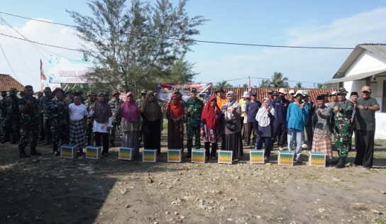 Kodim 0731/Kulon Progo Selenggarakan Karya Bakti Teritorial Prima Pemberian Paket Sembako dan Pembersihan Pantai