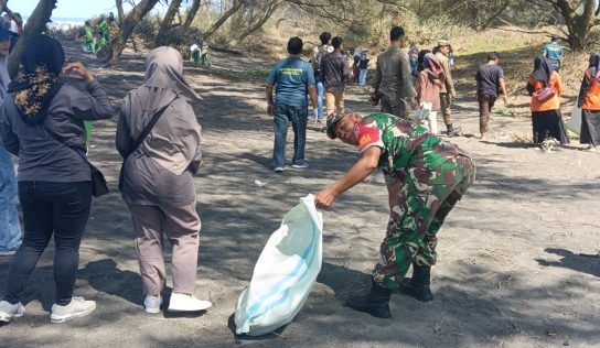 Babinsa Pantau Gerakan Kebersihan Massal di Pantai Goa Cemara