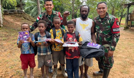 Satgas Yonif 403/WP Gelar Aksi Sosial di Kampung Kanggup, Papua SelatanSatgas Yonif 403/WP Gelar Aksi Sosial di Kampung Kanggup, Papua Selatan
