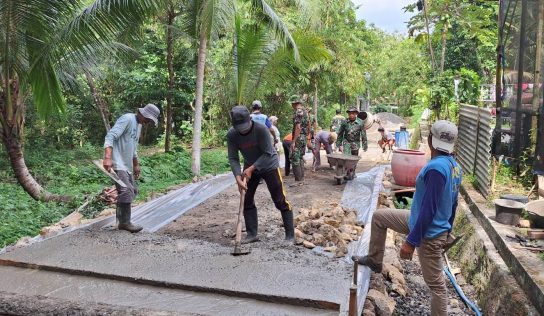 Satgas TMMD Bersama Masyarakat Kerjakan Rabat Beton Jalan