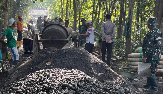 Pengerjaan Talud dan Rabat Beton Jalan TMMD Sengkuyung Kodim 0731/Kulon