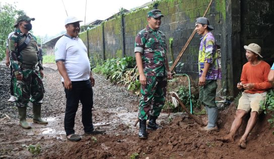 Dukungan Moril, Dandim Sambangi Anggota Satgas Dan Warga Di Lokasi Pengecoran