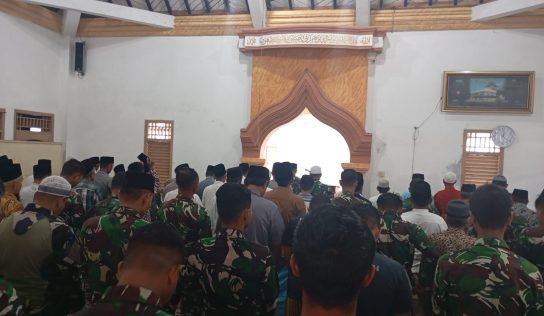 Bulan Ramadhan, Satgas TMMD Sholat Tarawih Berjamaah Bersama Warga