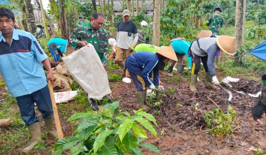 Semangat , Warga Bantu Satgas TMMD Bersihkan Lokasi Pengeboran Sumur