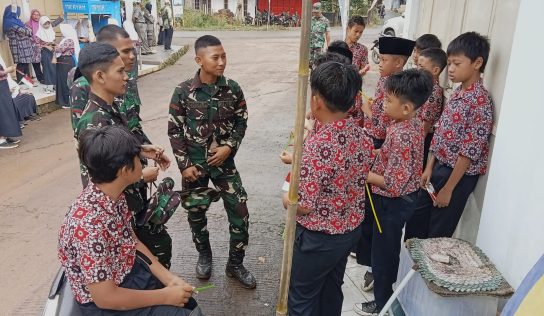 Antusias Anak Sekolah Melihat Banyak Tentara Di Desanya