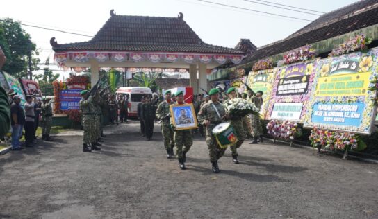 Upacara Pemakaman Militer Jenazah Almarhum Kopda Anumerta Farizal Rhomadhon di Taman Makam Pahlawan Giripeni