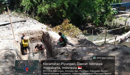Babinsa Kodim 0729/Bantul Dampingi Pembangunan Jembatan Garuda di Payak Tengah