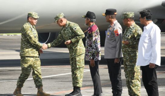 Pangdam IV/Diponegoro Dampingi Menhan dan Panglima TNI Tinjau Latihan Operasi Laut Gabungan 2026