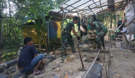 Satgas TMMD Regular Bersama Warga Bangun Rumah Ibu Lasinem