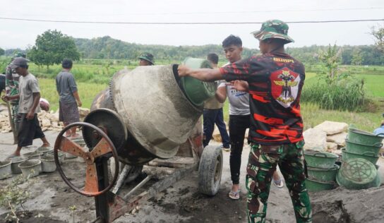 Satgas TMMD Reguler bersama masyarakat terus kobarkan semangat bekerja, bergotong royong, membangun talud jalan di wilayah Padukuhan Kwarakan