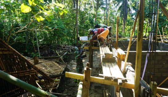 Satgas TMMD Reguler dan Warga Bangun Rumah Pak Poniran