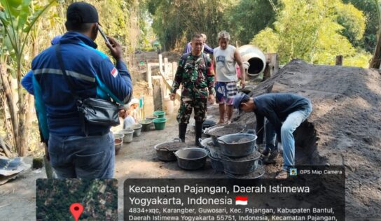 Babinsa Guwosari Laksanakan Pemasangan Pondasi Sisi Timur Jembatan Garuda