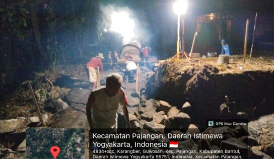 Babinsa Guwosari Lembur Pemasangan Pondasi Tiang Baja Jembatan Garuda