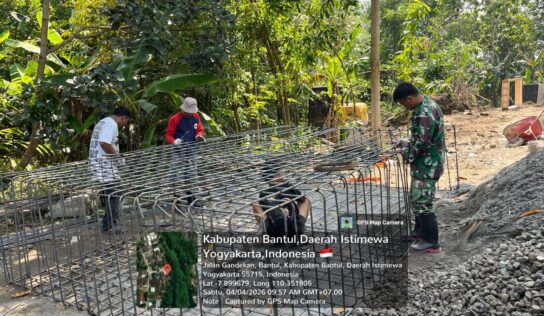 Babinsa Trirenggo Laksanakan Perakitan Besi Pondasi Jembatan Garuda