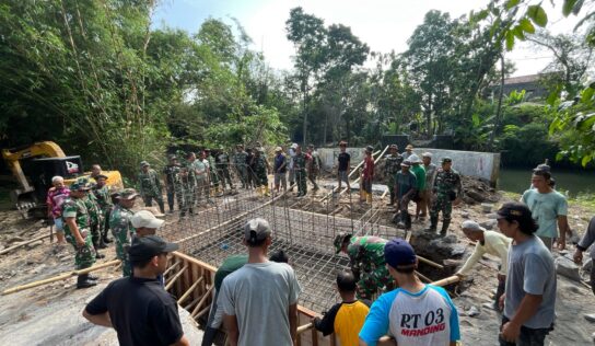 Gotong Royong Pengecoran Footplate Jembatan Garuda di Dusun Manding