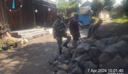 Distribusi Material Dukung Pembangunan Jembatan Garuda di Payak Wetan