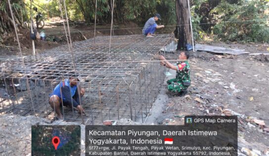 Babinsa Srimulyo Kawal Pengecoran Pondasi Jembatan Perintis Garuda di Payak Wetan