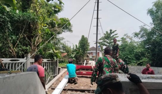 Pekerjaan Pemasangan Tiang Jembatan di Dusun Manding Berjalan Lancar