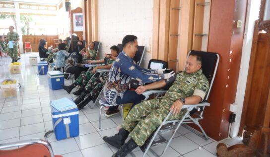 Anggota Kodim 0729/Bantul dan Polri Partisipasi Donor Darah Bersama Forum Serikat Pekerja Kabupaten Bantul
