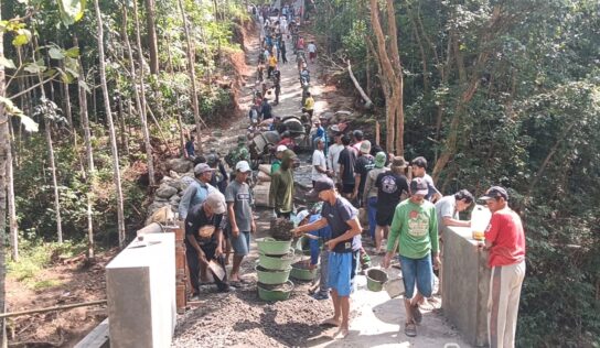 TMMD Sengkuyung Tahap II Kodim 0729/Bantul Laksanakan Corblok Jalan dan Finishing Tiang Pengaman Jembatan