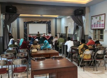 Babinsa Triharjo Hadiri Pengajian Rutin Minggu di Aula Kalurahan