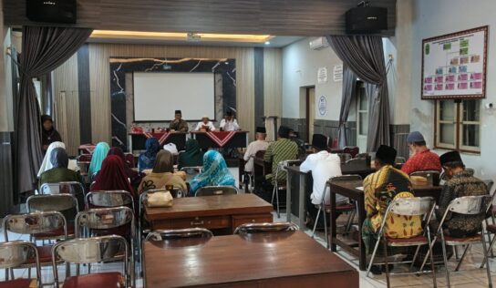 Babinsa Triharjo Hadiri Pengajian Rutin Minggu di Aula Kalurahan