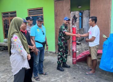 Babinsa Koramil 15/Pandak Bantu Penyaluran Bantuan Korban Kebakaran