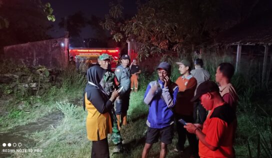 BABINSA SEGOROYO BERSAMA BPBD TANGANI KEBAKARAN GUDANG KAYU