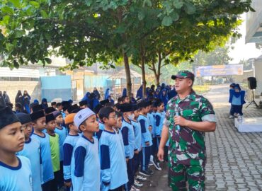 Babinsa Wirokerten Tanamkan Semangat Bela Negara kepada Siswa SD Telaga Ilmu