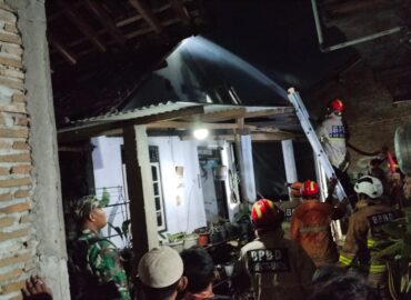 Danramil Sewon Bersama Kapolsek Salurkan Bantuan untuk Korban Kebakaran di Panggungharjo